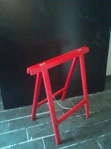 Mesa de MDF preto com cavalete vermelho - angulo 1