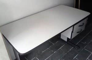 Mesa de escritório escritório, com gavetas e cadeira. R$ 200