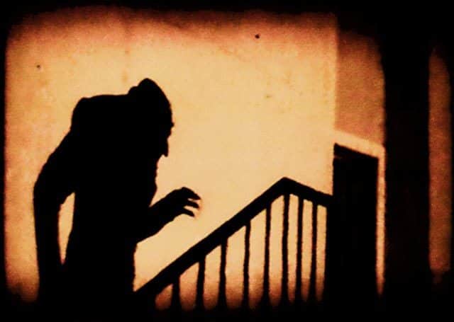 A sombra na escada. Cena do filme Nosferatu, clássico expressionista alemão de F.W. Murnau