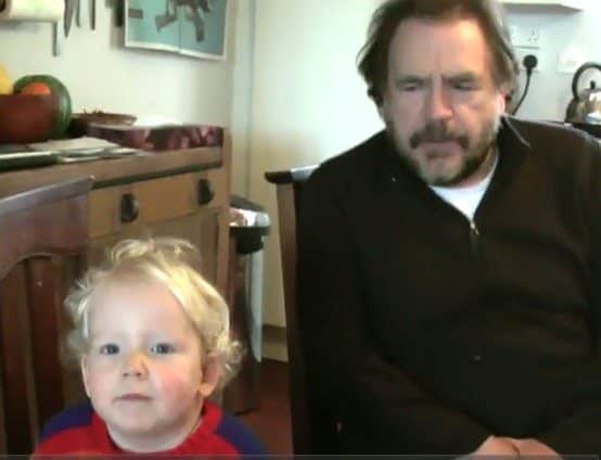 Garoto de 2 anos aprendendo Hamlet (Shakespeare) com Brian Cox