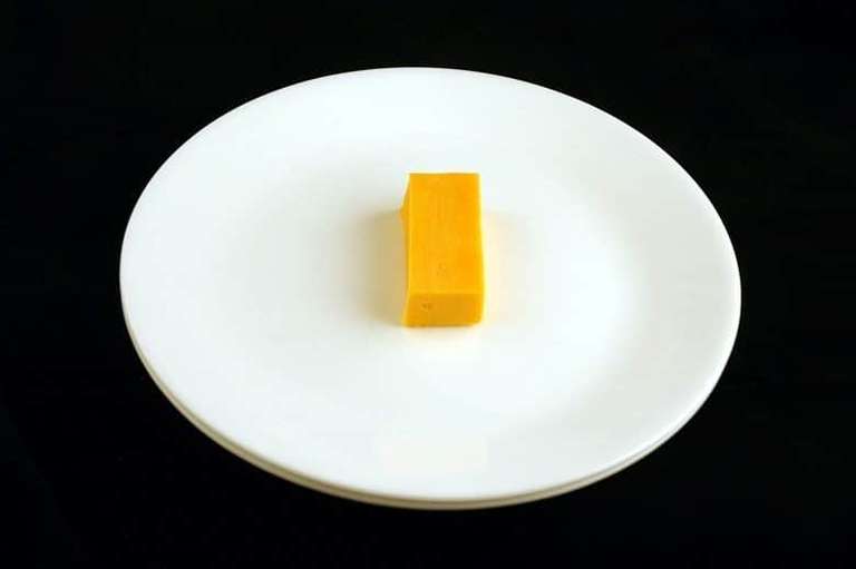 Fatia de cheddar equivalente a 200 calorias. Série do Fotos do site Wise geek.