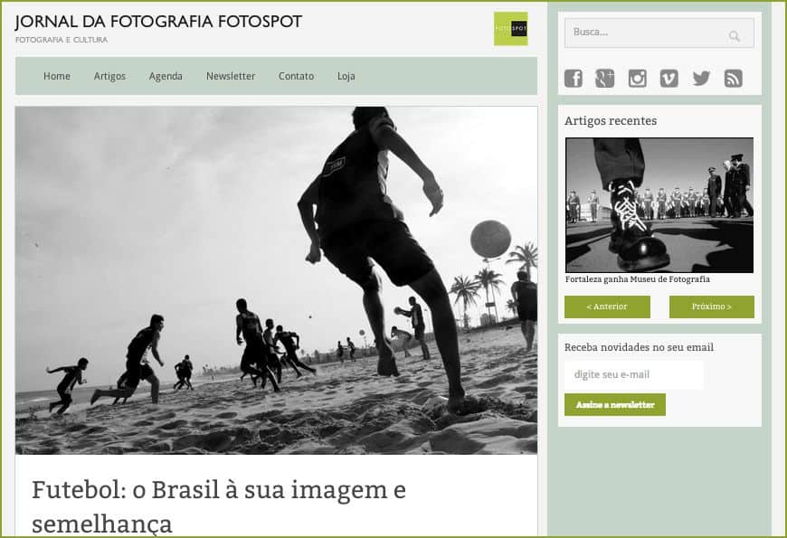Na foto acima, vemos a bota do milico trocando passe com os pés descalços? A política batendo bola com o futebol?