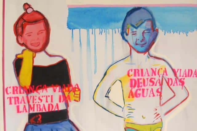Desenho: garoto com roupa de dança e outro com roupa de banho e a frases "Criança Viada: Travesti da Lambada" e "Criança Viada: Deusa das Águas"