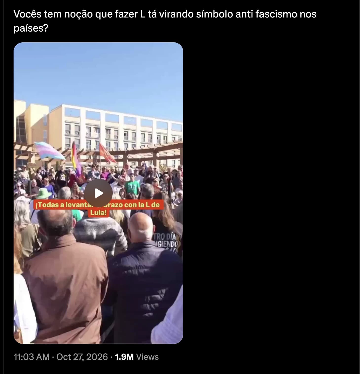 Tuit co mmanifestante y la frase ¿Te das cuenta de que hacer el signo de la 'L' se está convirtiendo en un símbolo antifascista en algunos países? en portugués de Brasil