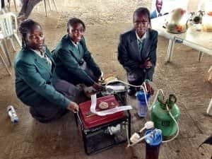 Transformando urina em eletricidade: garotas inventam gerador movido a urina na Afrika Faire, na Nigéria.