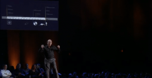 David Christian no palco fazendo sua apresentação no TED