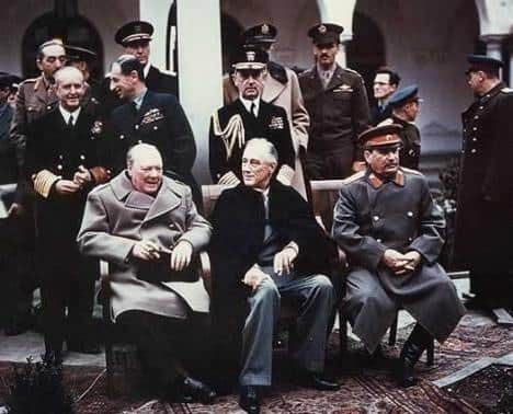 Churchill, Roosevelt e Josef Stalin, os aliados na 2.a Guerra Mundial. Stalin é bigodon à direita.