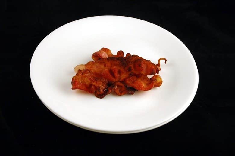 Bacon, quantidade equivalente a 200 calorias. Série do Fotos do site Wise geek.
