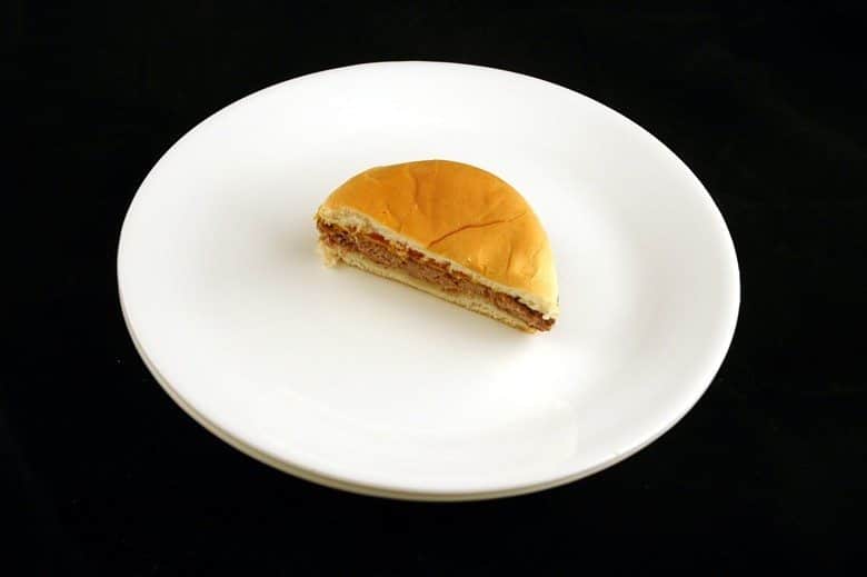 Meio hambúrguer, quantidade equivalente a 200 calorias. Série do Fotos do site Wise geek.