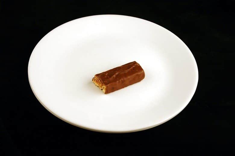 pedaço de chocolate em quantidade equivalente a 200 calorias. Série do Fotos do site Wise geek.