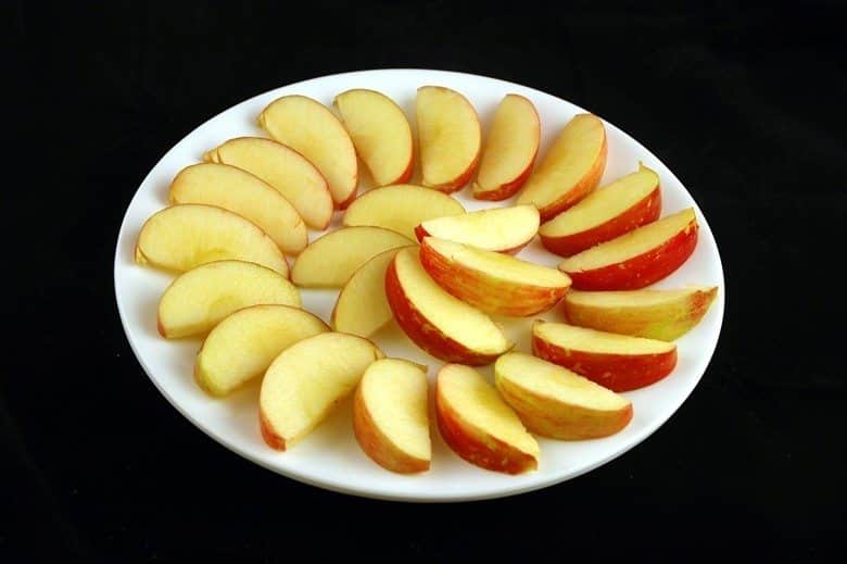 fatias de maçã, quantidade equivalente a 200 calorias. Série do Fotos do site Wise geek.