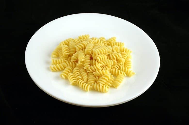 Porção de macarrão sem molho em quantidade equivalente a 200 calorias. Série do Fotos do site Wise geek.