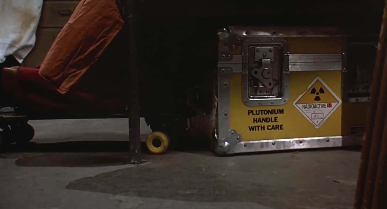 Debaixo de uma cama, Skate ao lado de uma caixa de material radioativo