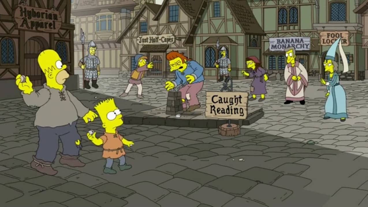 Homer, Bart e outros moradores do vilarejo medieval jogam pedra em homem acorrentado com a placa "Pego Lendo"